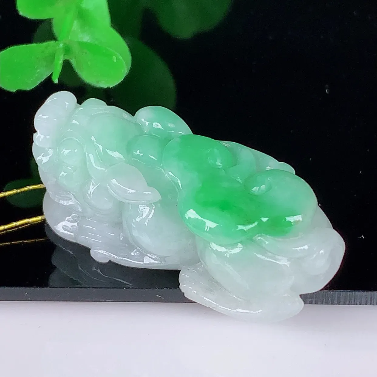 自然光实拍，冰润冰糯种飘阳绿翡翠招财貔貅吊坠，民间有“一摸貔貅运程旺盛，再摸貔貅财运滚滚，三摸貔貅平步青云 ”的美好祝愿。#35.20