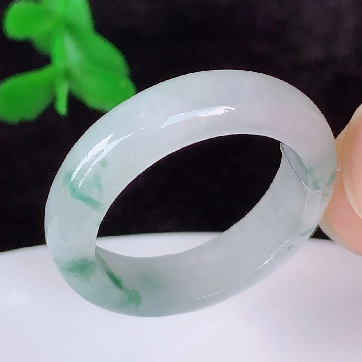 自然光实拍，冰润冰飘花18mm内径翡翠指环，玉戒指，玉质莹润，好精美好冰润的指环，17圈口，上手纤巧！#49.20