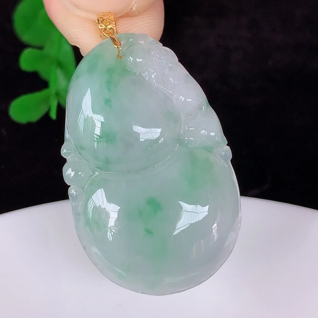 自然光实拍 18K金镶嵌冰润冰糯种飘绿翡翠葫芦吊坠，翡翠葫芦，寓意福禄双全，财源滚滚，佩戴效果优雅迷