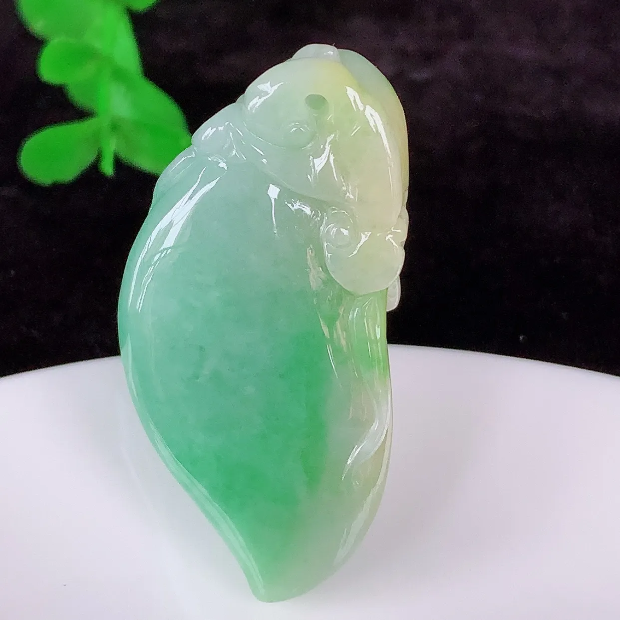 自然光实拍，冰润冰糯种双彩黄加绿翡翠招财福瓜吊坠，翡翠福瓜招财瓜，冰润且起胶感，佩戴效果优雅迷人！#87.22