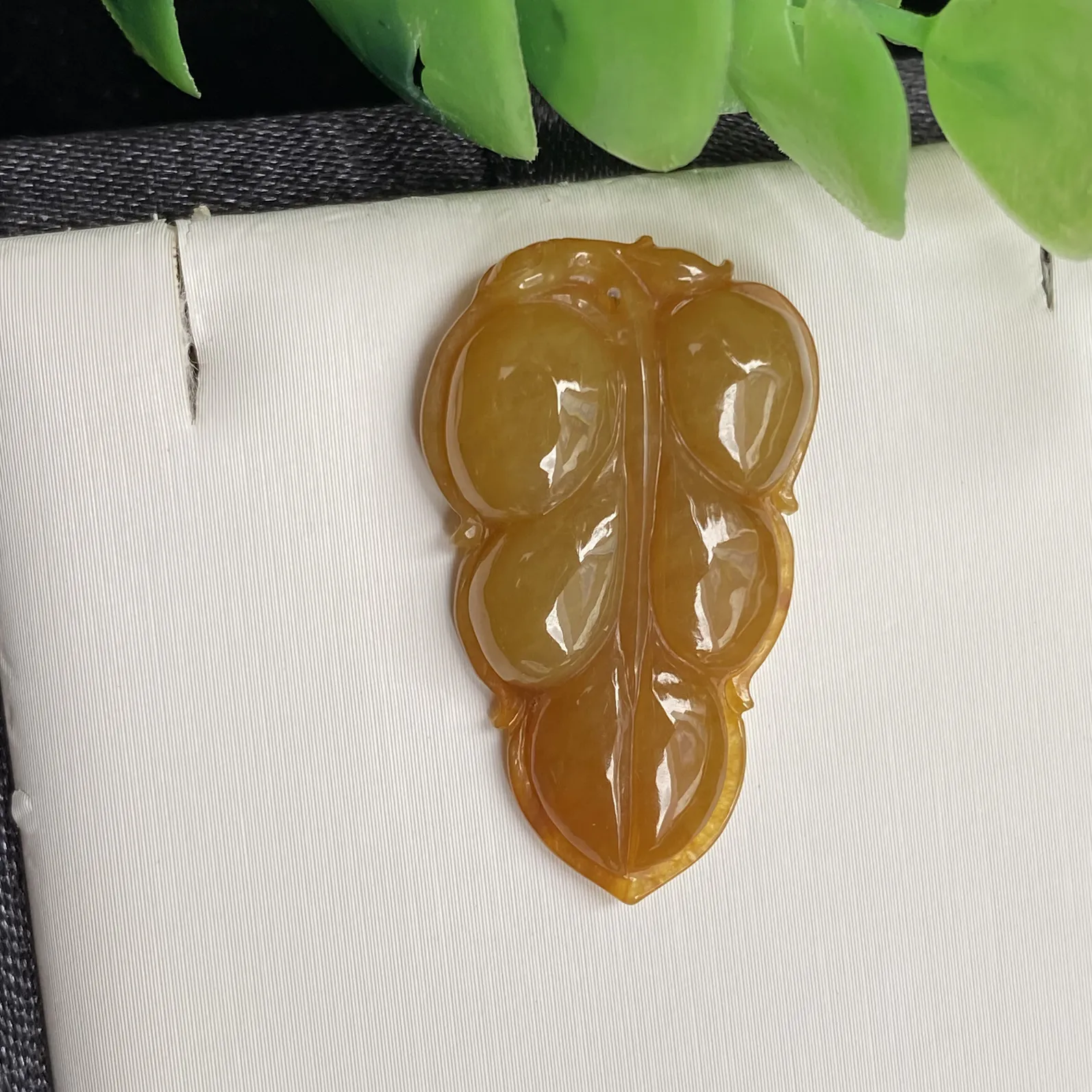 推荐【黄翡福叶】无纹裂，水润冰透，细腻，品相佳～～31*19*5.8