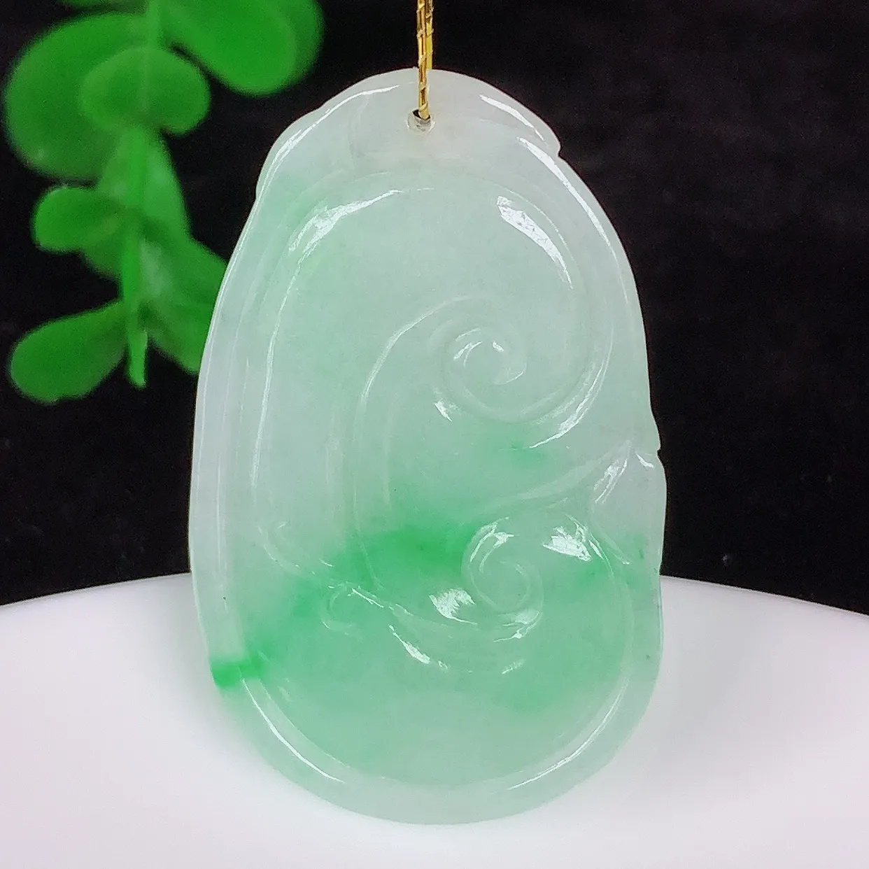 自然光实拍，冰糯种飘阳绿翡翠如意吊坠，翡翠如意，上身效果非常美，饱满大气，工艺美，万事如意，如意一生 #35.22