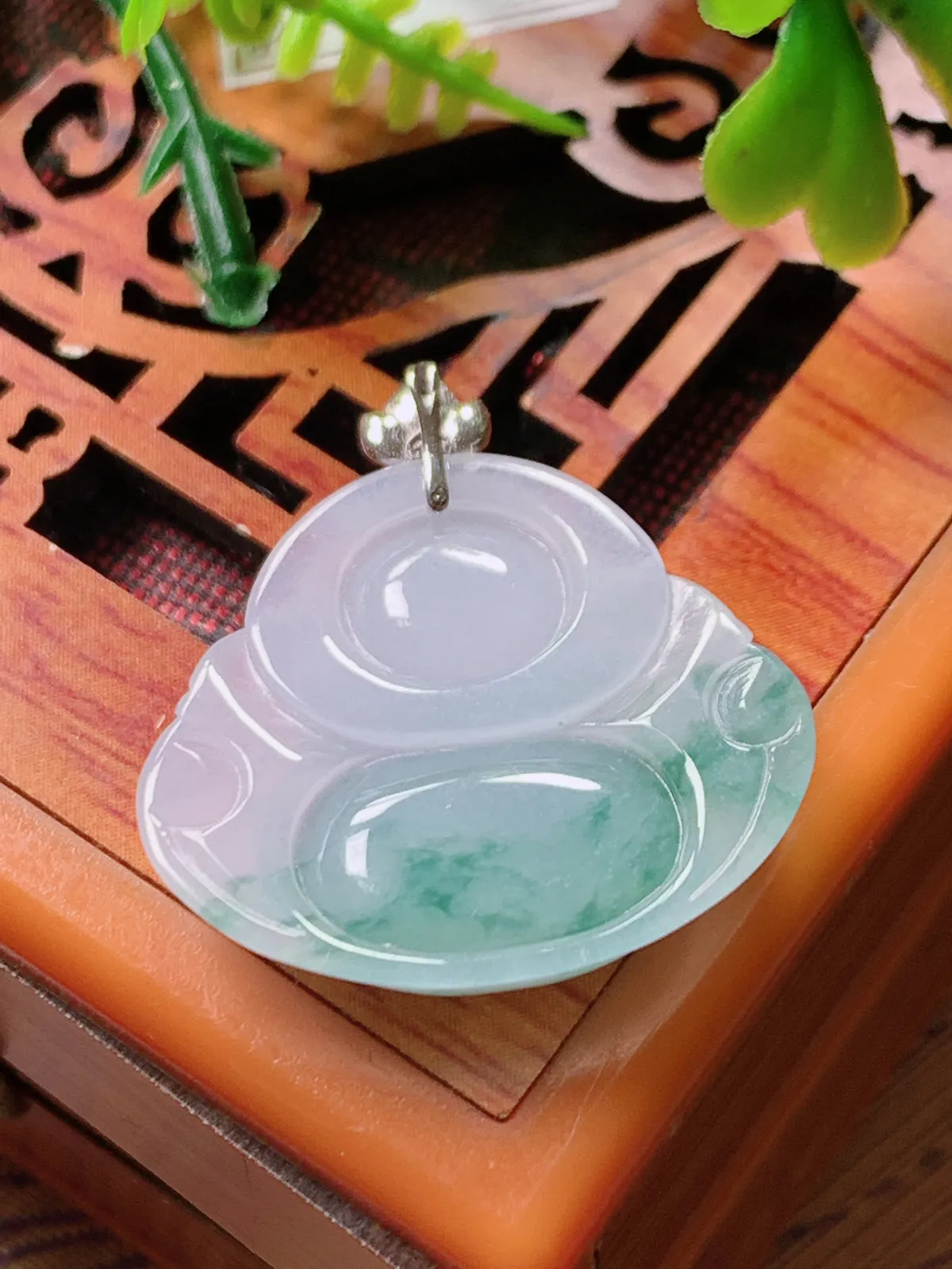 精品推荐，缅甸天然A货翡翠，18K金扣镶嵌冰种飘花佛公吊坠，种水好，颜色鲜艳，玉质水润细腻，工艺精湛，佩戴效果更佳。
