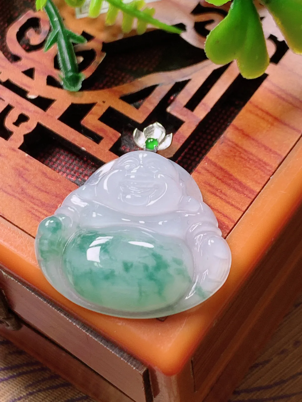 精品推荐，缅甸天然A货翡翠，18K金扣镶嵌冰种飘花佛公吊坠，种水好，颜色鲜艳，玉质水润细腻，工艺精湛，佩戴效果更佳。