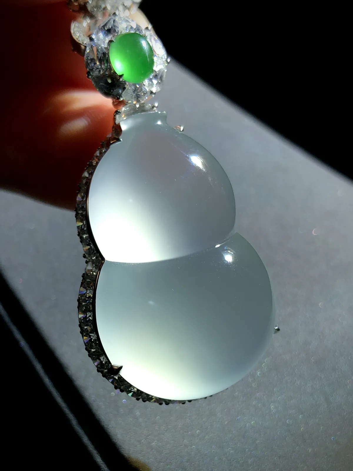【福禄·葫芦】，裸石33.5-22-10.5mm，
整体46.5-24.5-13mm，18K金，南非