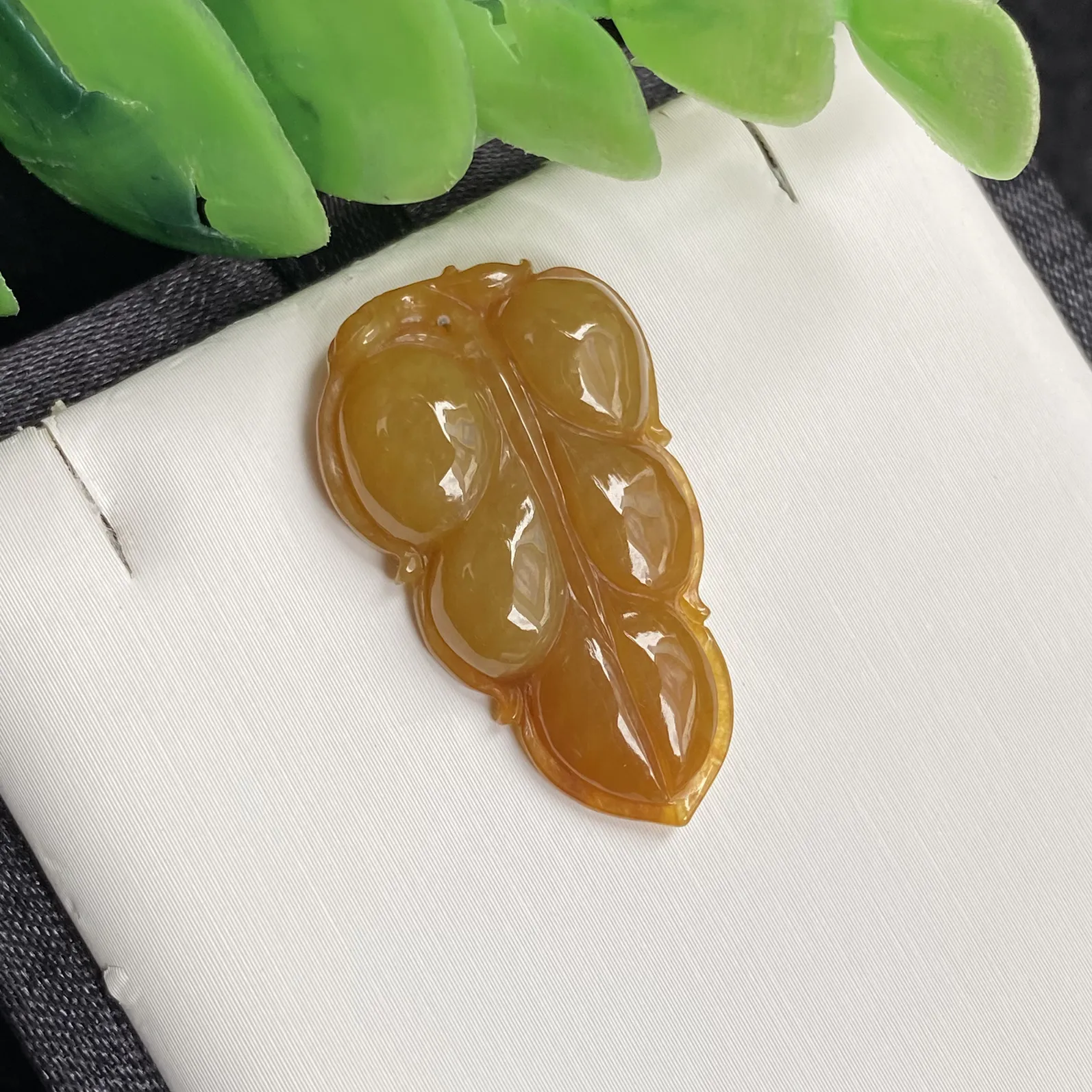 推荐【黄翡福叶】无纹裂，水润冰透，细腻，品相佳～～31*19*5.8