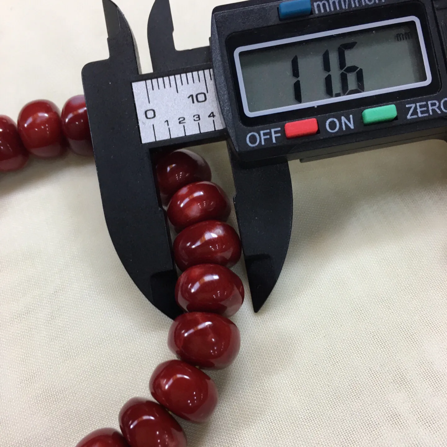 【天然日本阿卡牛血红珊瑚11.6mm算盘珠手串】️遇不可求！日本产地，阿卡材料，牛血红色，光泽柔润透亮，直径约为11.6-11.1mm，重量41.3克，珊瑚本为佛教珍宝，来自深海千年生长，属于有机宝石，气场强大，每粒均为天然无添加无修补！少白芯少虫眼，收藏精品！传承宝贝！