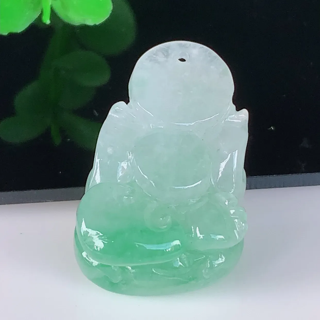 自然光实拍，冰润冰糯种飘绿翡翠招财貔貅吊坠，民间有“一摸貔貅运程旺盛，再摸貔貅财运滚滚，三摸貔貅平步青云 ”的美好祝愿。#41.20