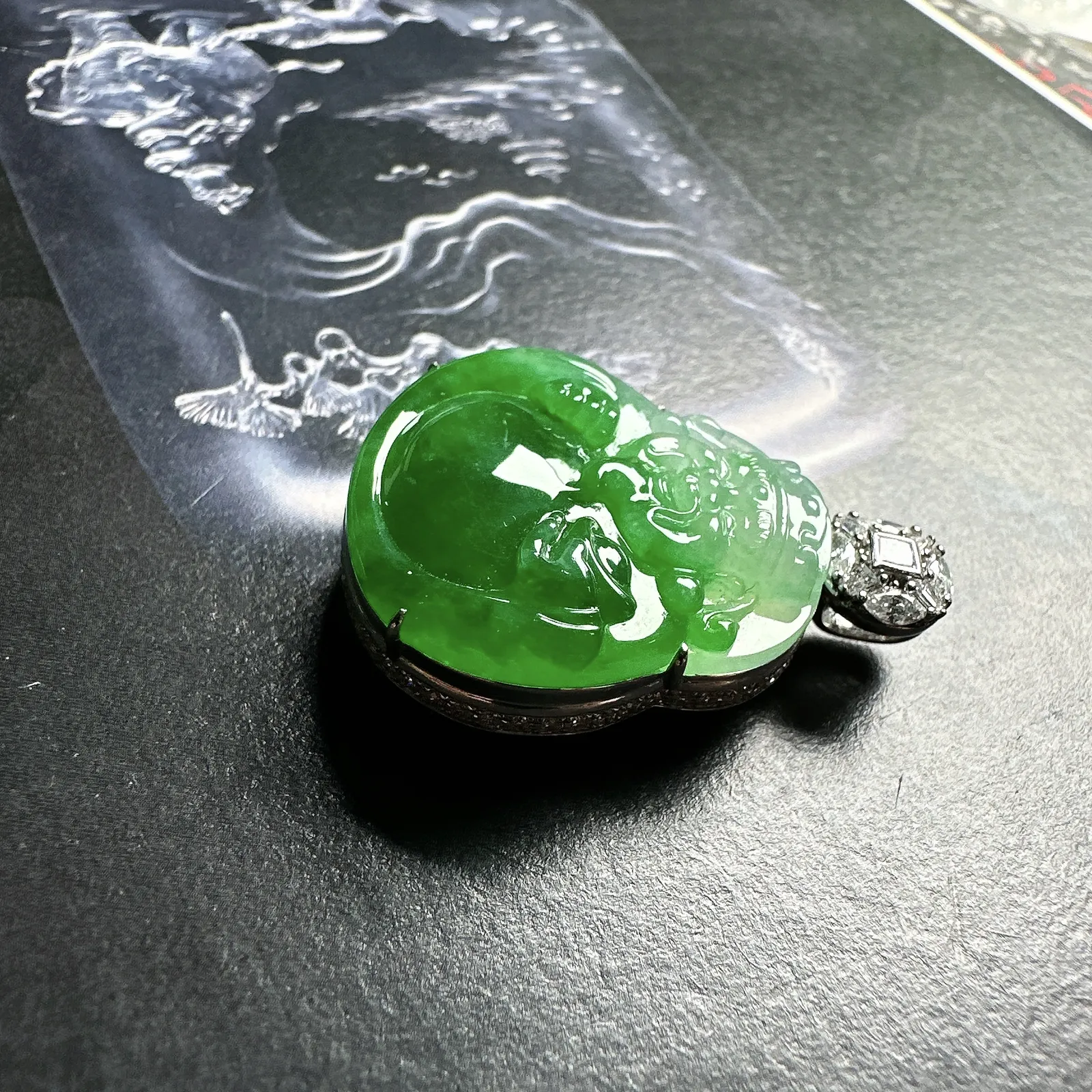 【财神】辣绿色财神，冰冰透透的，种很老，光度很不错，雕刻精致，厚度够厚，裸石尺寸26.6*24.5*6.6毫米。