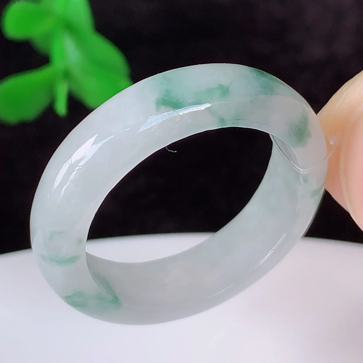 自然光实拍，冰润冰飘花18mm内径翡翠指环，玉戒指，玉质莹润，好精美好冰润的指环，17圈口，上手纤巧！#49.20