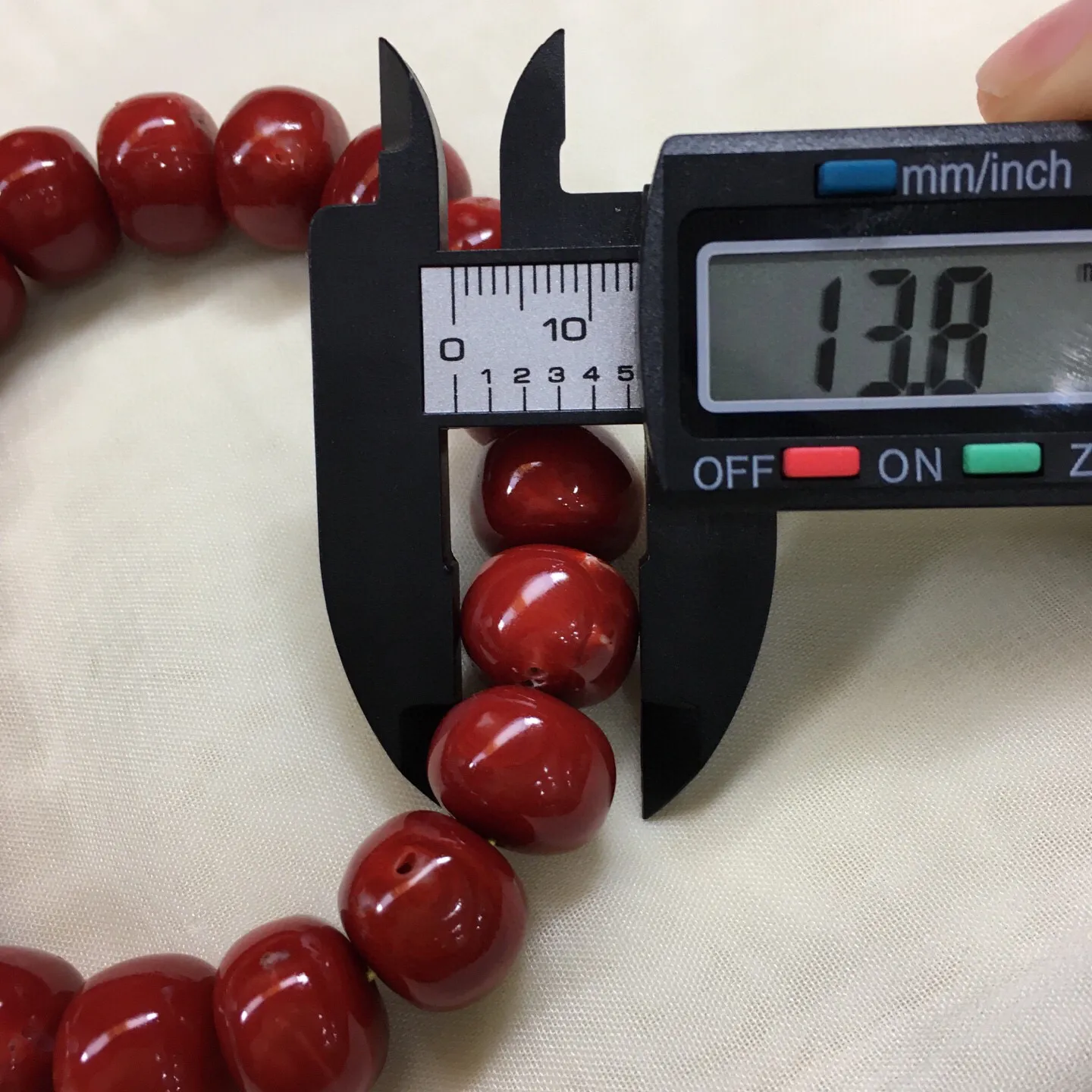 【天然日本阿卡牛血红珊瑚14.4mm鼓手串】️遇不可求！日本产地，阿卡材料，牛血红色，光泽柔润透亮，直径约为14.4-13.8mm，重量69.76克，珊瑚本为佛教珍宝，来自深海千年生长，属于有机宝石，气场强大，每粒均为天然无添加无修补！少白芯有虫眼，收藏精品！传承宝贝！