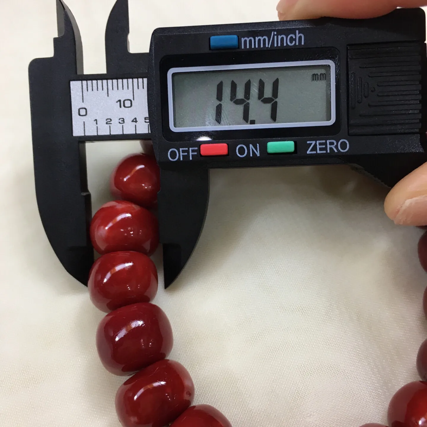 【天然日本阿卡牛血红珊瑚14.4mm鼓手串】️遇不可求！日本产地，阿卡材料，牛血红色，光泽柔润透亮，直径约为14.4-13.8mm，重量69.76克，珊瑚本为佛教珍宝，来自深海千年生长，属于有机宝石，气场强大，每粒均为天然无添加无修补！少白芯有虫眼，收藏精品！传承宝贝！