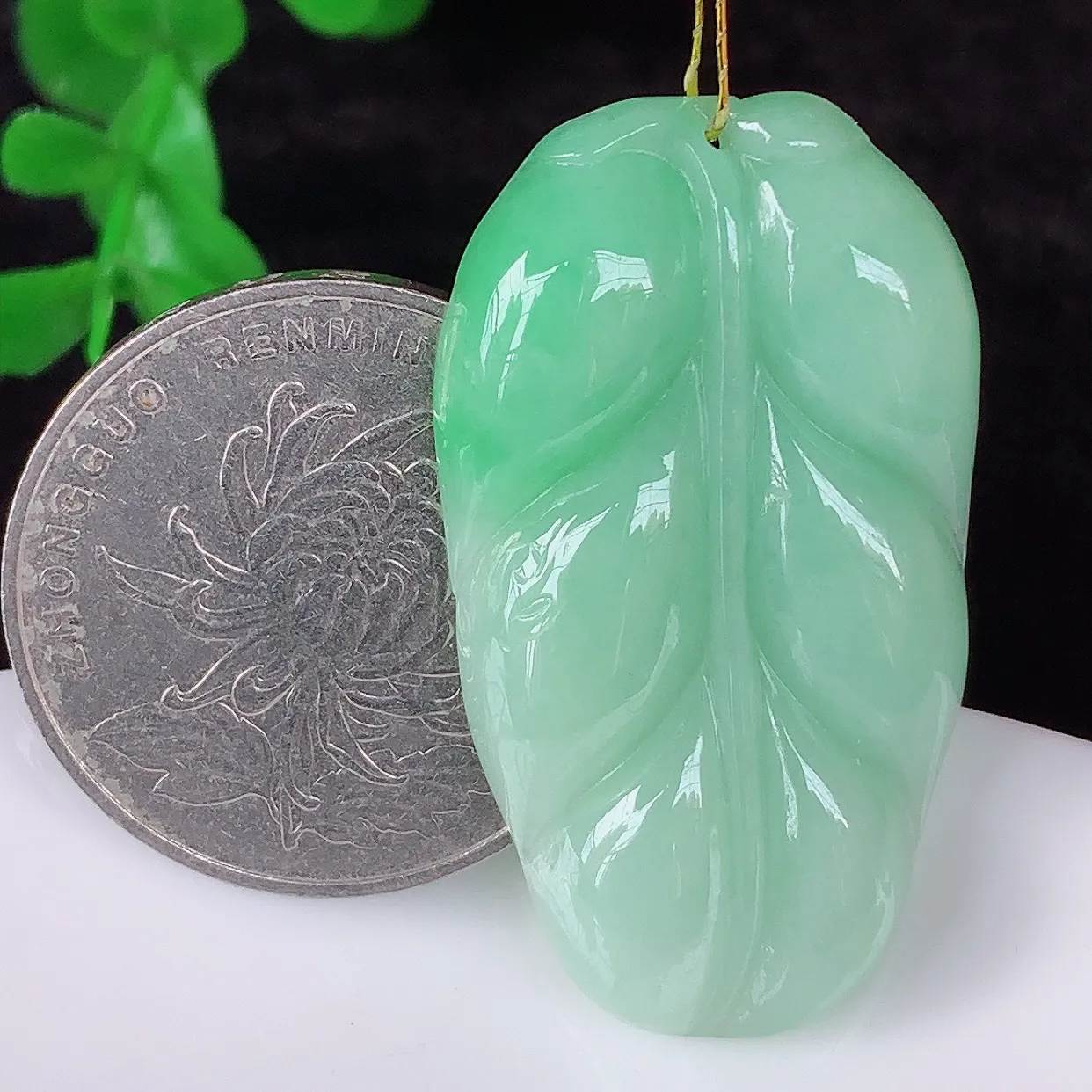 自然光实拍，冰润冰糯种飘绿翡翠事业有成叶子吊坠，莹润且起胶，叶子清秀优雅，佩戴大业有成！#35.20