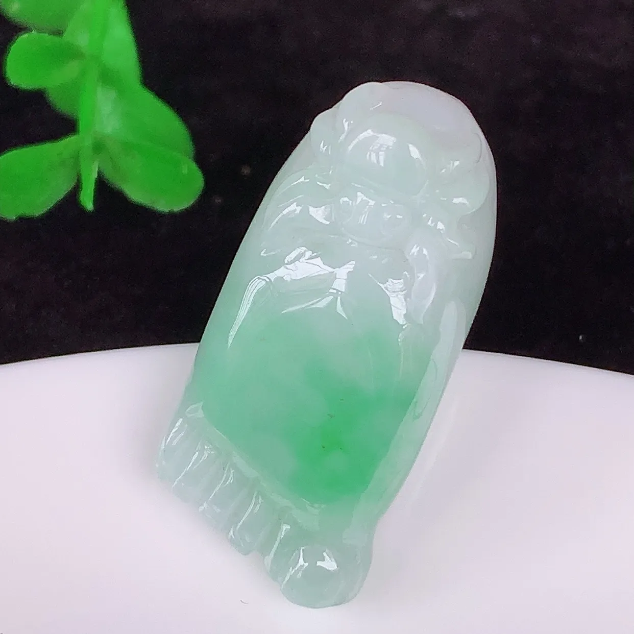 自然光实拍，冰润冰糯种飘绿翡翠知足常乐吊坠，种老水足，翠色灵动，寓意美好，佩戴时尚出众！#87.22