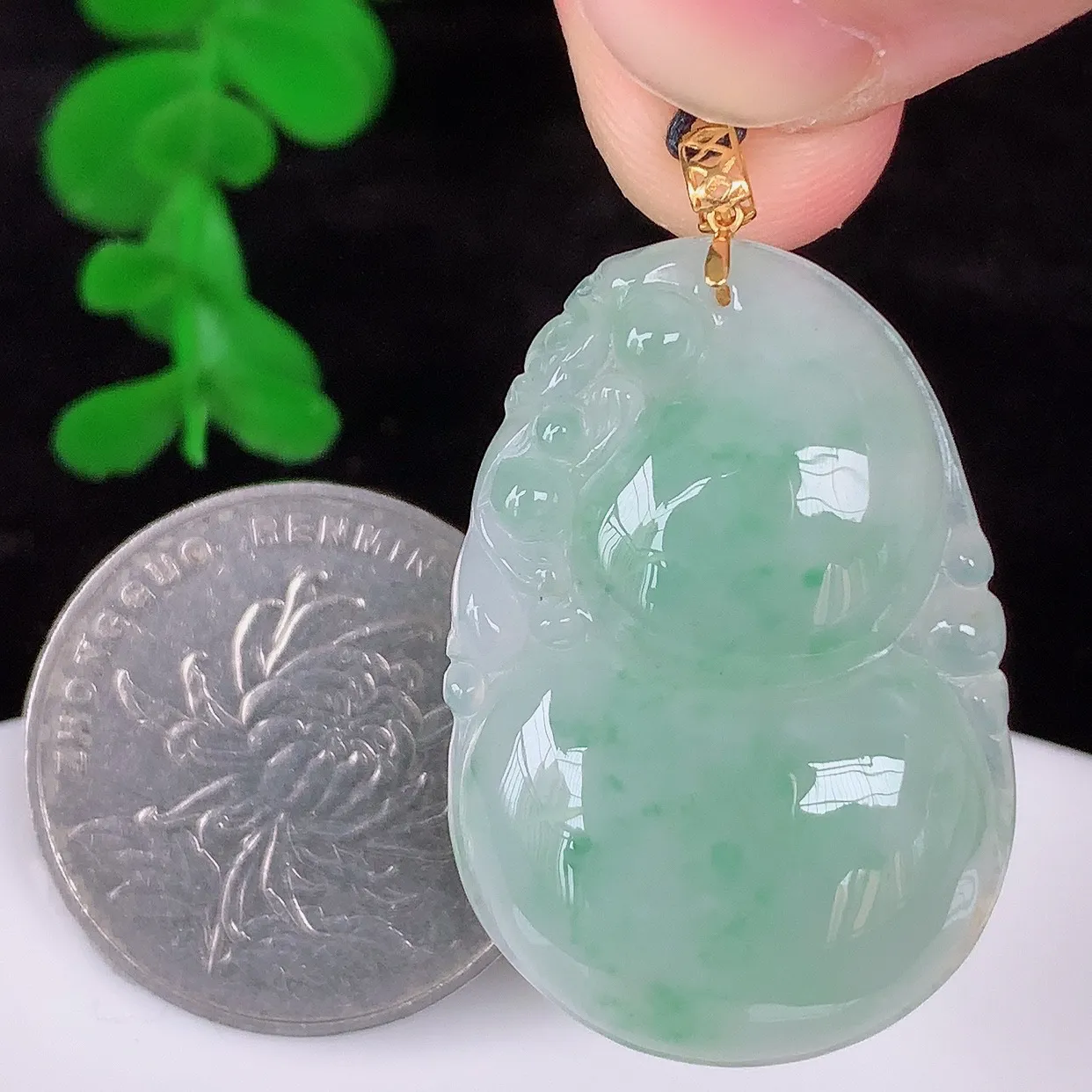 自然光实拍，18K金镶嵌冰飘绿花翡翠葫芦吊坠，翡翠葫芦，寓意福禄双全，财源滚滚，佩戴效果优雅迷人！#00.22