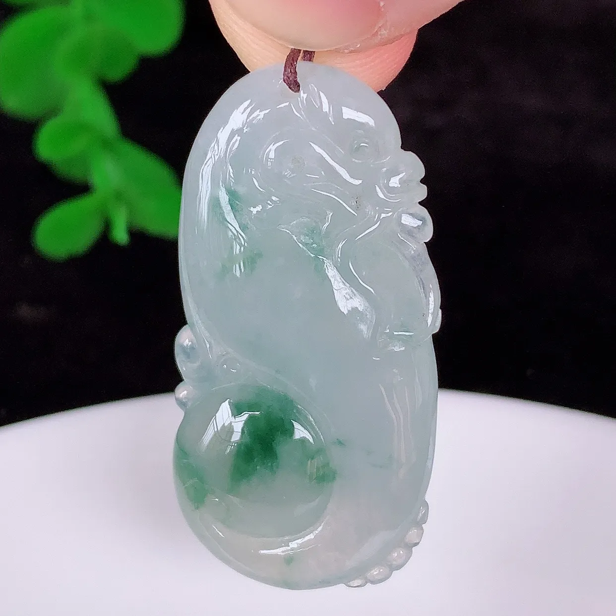 自然光实拍，冰种飘花翡翠精雕龙腾盛世、龙牌吊坠，种水好，雕工立体精致，佩戴霸气时尚！#87.22