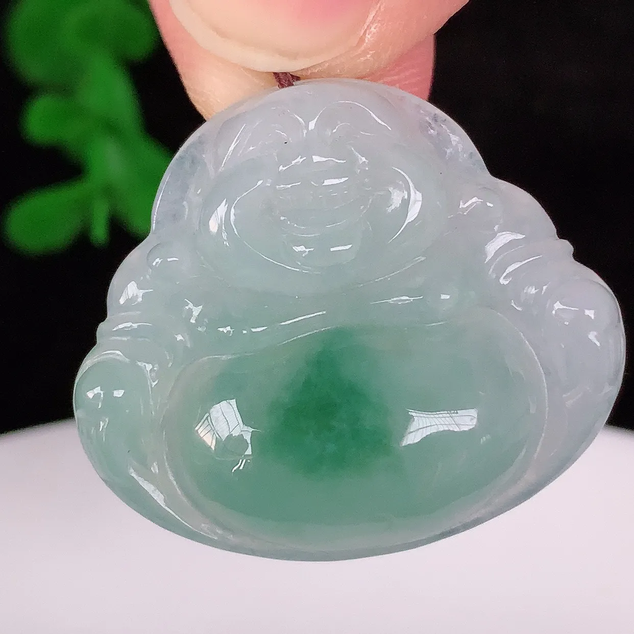 自然光实拍，冰润冰飘花翡翠佛公吊坠，饱满， 佛公亦保平安，寓意有福（佛公）相伴，配戴优雅迷人！#57.20
