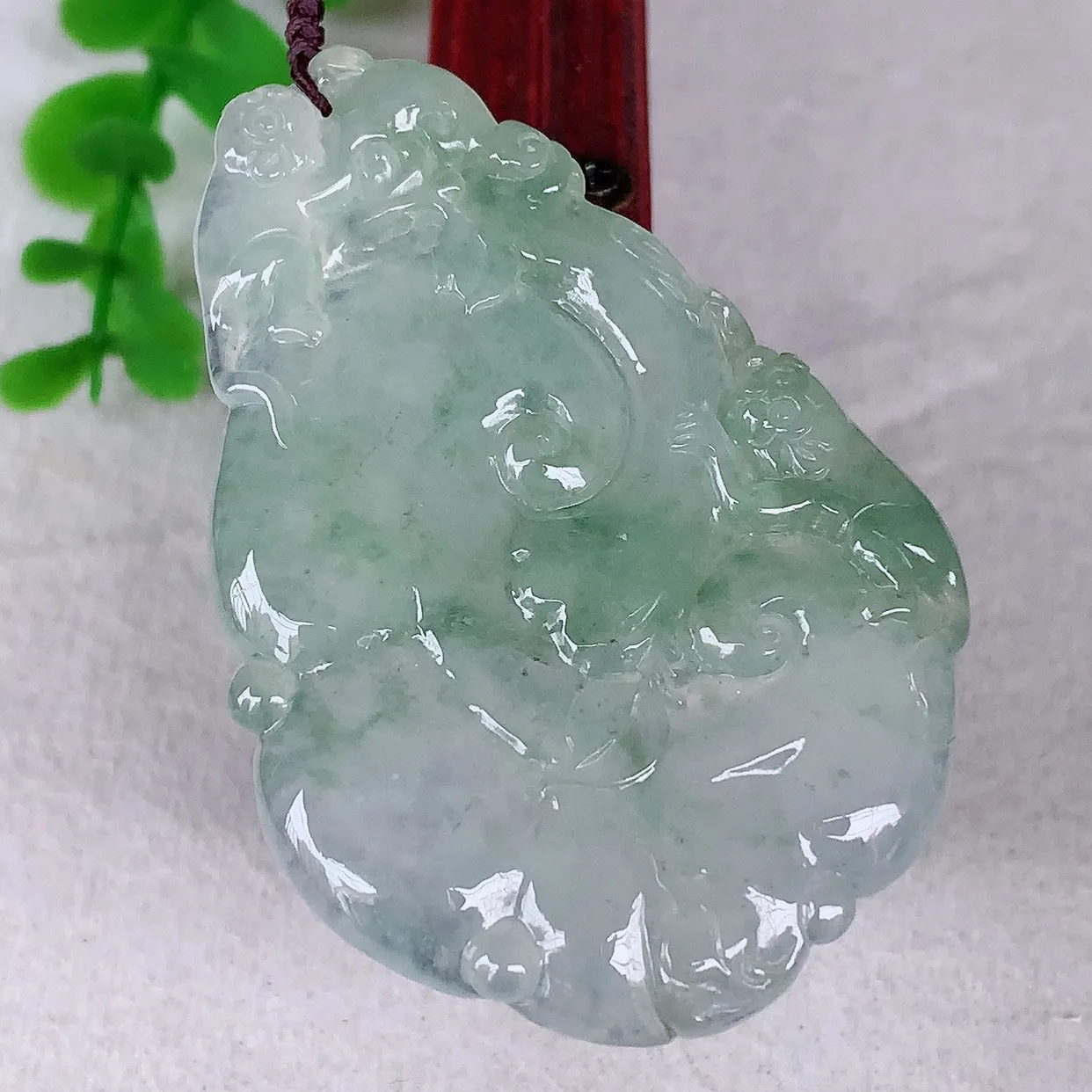 自然光实拍，大件冰种飘绿翡翠如意吊坠，翡翠如意，上身效果非常美 饱满大气，工艺美，万事如意，如意一生 #41.22