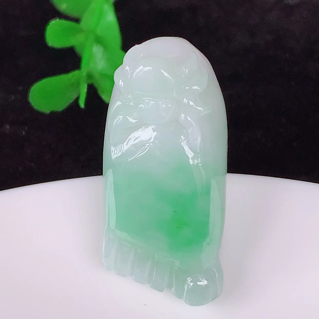 自然光实拍，冰润冰糯种飘绿翡翠知足常乐吊坠，种老水足，翠色灵动，寓意美好，佩戴时尚出众！#87.22
