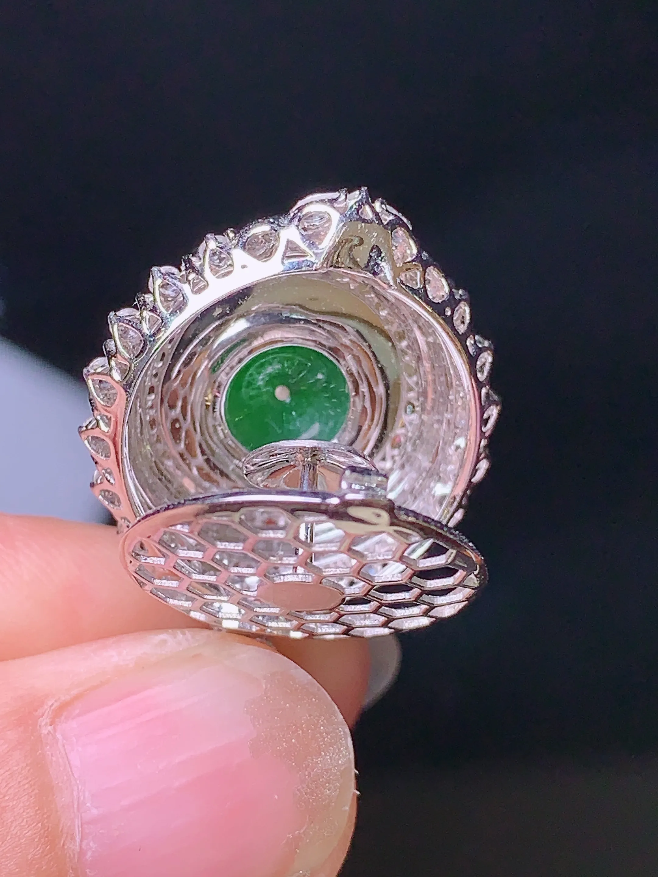 18k金钻镶嵌翠绿平安扣吊坠 玉质细腻 色泽艳丽 整体尺寸30.5*20*9.5