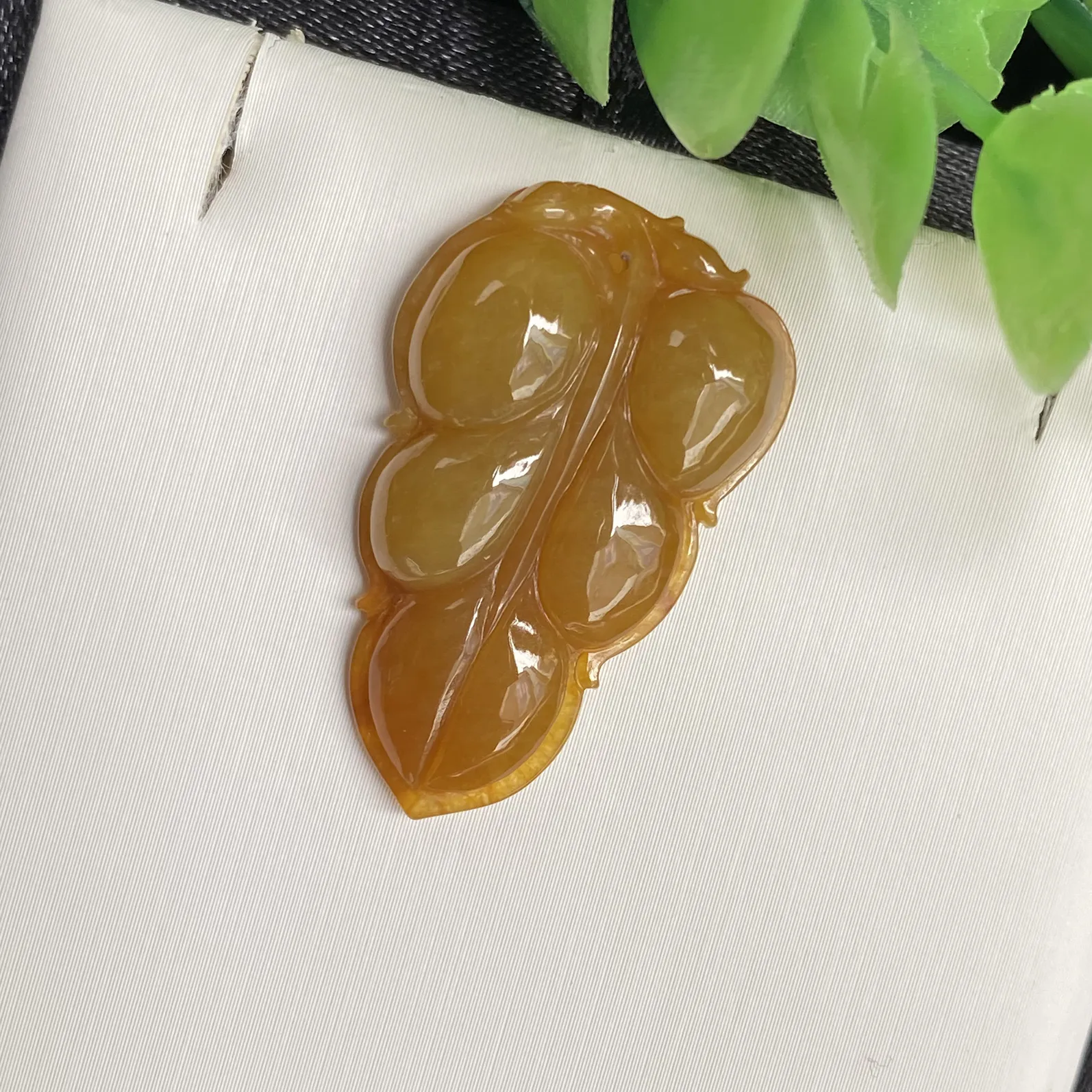 推荐【黄翡福叶】无纹裂，水润冰透，细腻，品相佳～～31*19*5.8