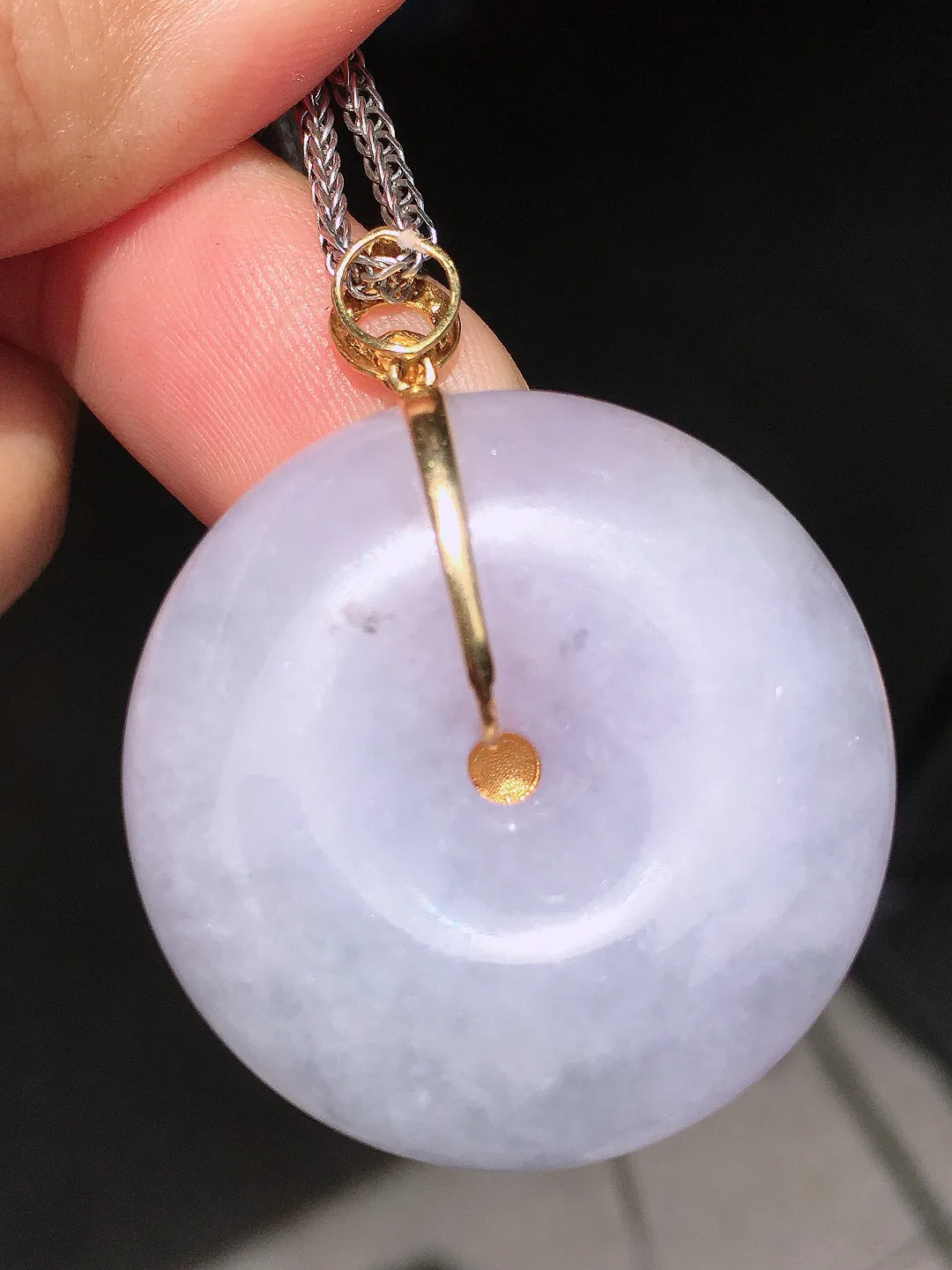 紫罗兰平安扣吊坠，色泽均匀艳丽，玉质细腻，荧光感超
强，饱满水润，气质满满。18k
金豪华镶嵌