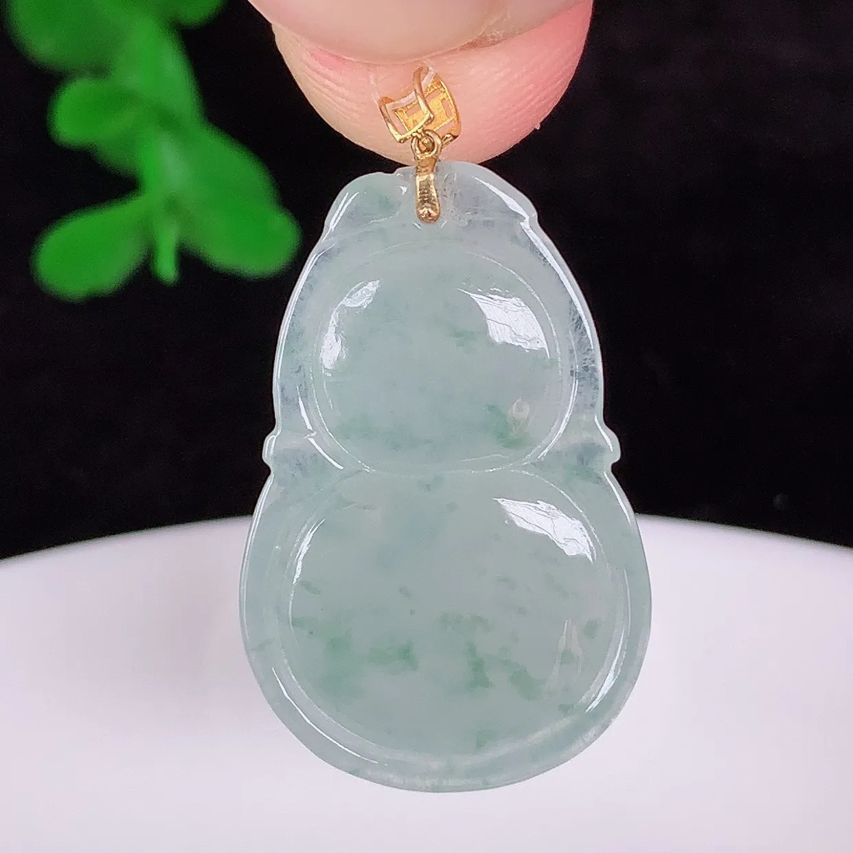 自然光实拍，18K金镶嵌冰种飘花翡翠葫芦吊坠，翡翠葫芦，寓意福禄双全，财源滚滚，佩戴效果优雅迷人！#49.22