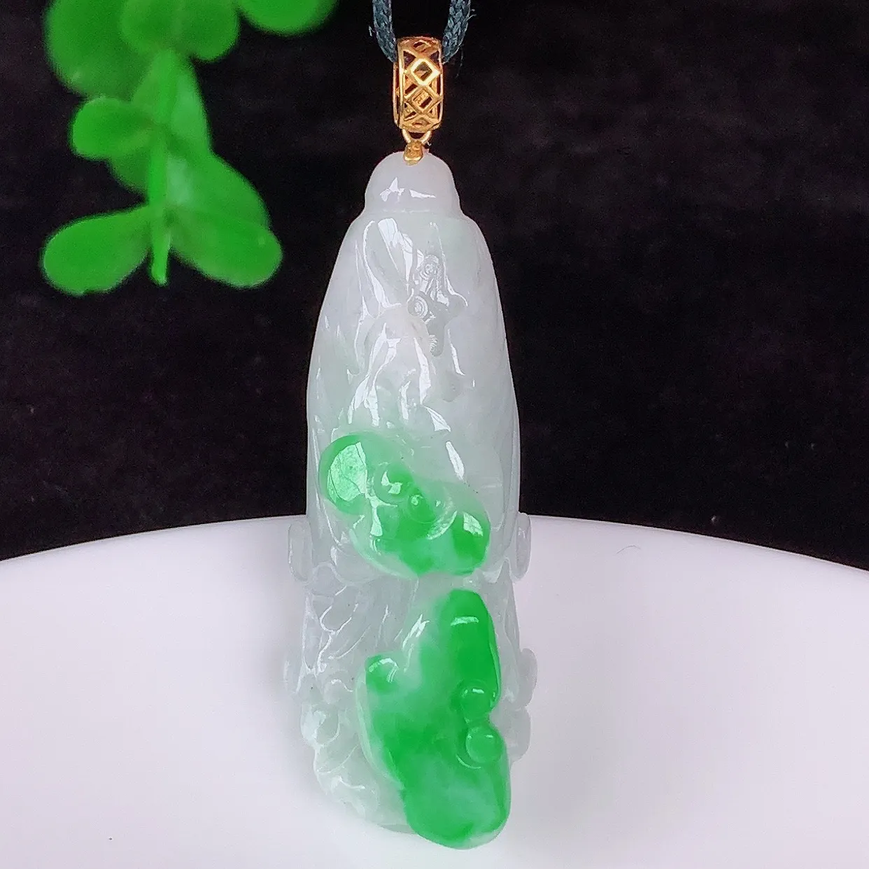 自然光实拍，18K金镶嵌冰润冰糯种飘阳绿翡翠招百财白菜吊坠，百财聚来，财源滚滚，色泽鲜艳，精工水润的白菜，性价比高！#1.22