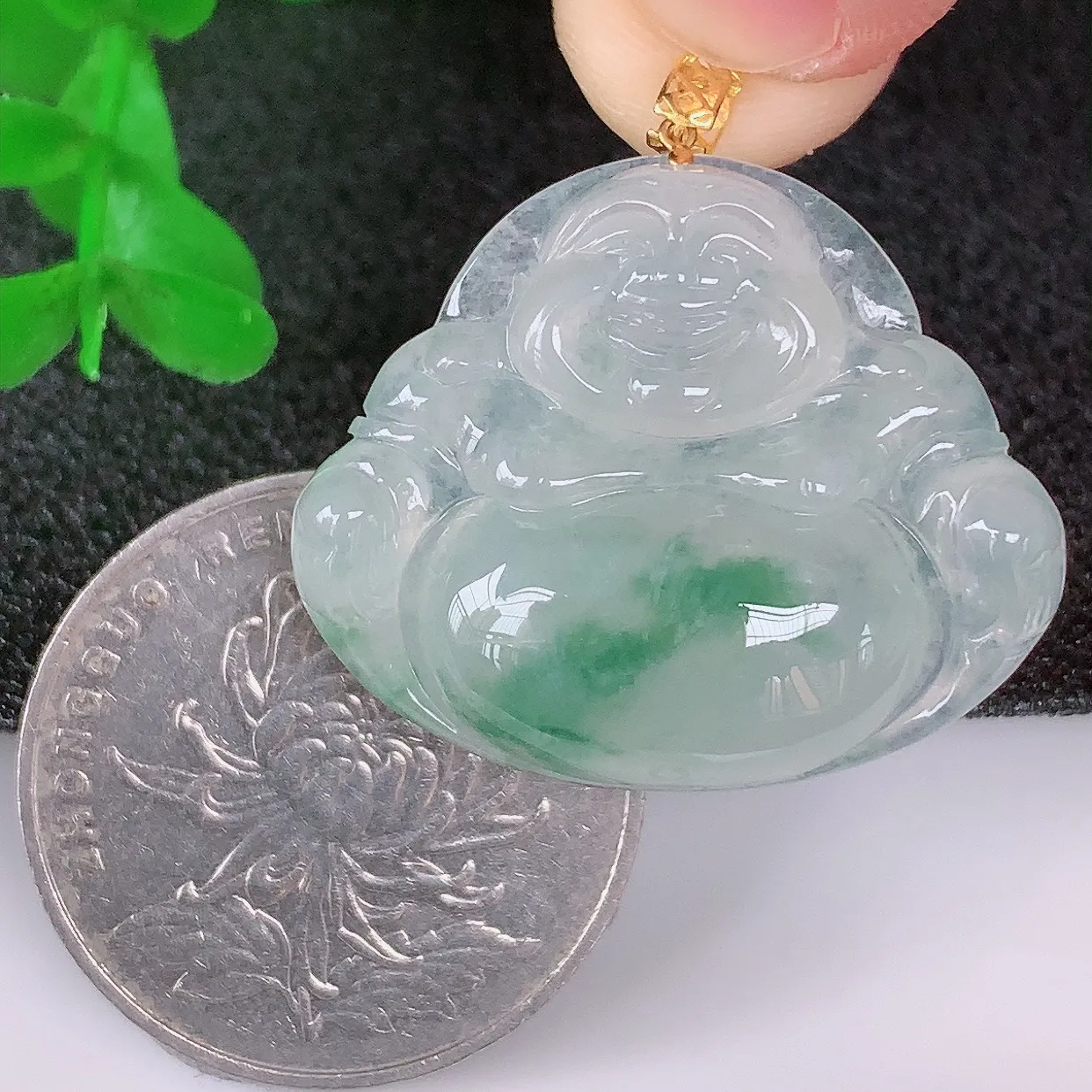 自然光实拍，18K金镶嵌冰种飘绿翡翠佛公吊坠，冰透饱满， 佛公亦保平安，寓意有福（佛公）相伴，品相佳，配戴优雅迷人！#00.22整体29.5*裸石23*28.6*6