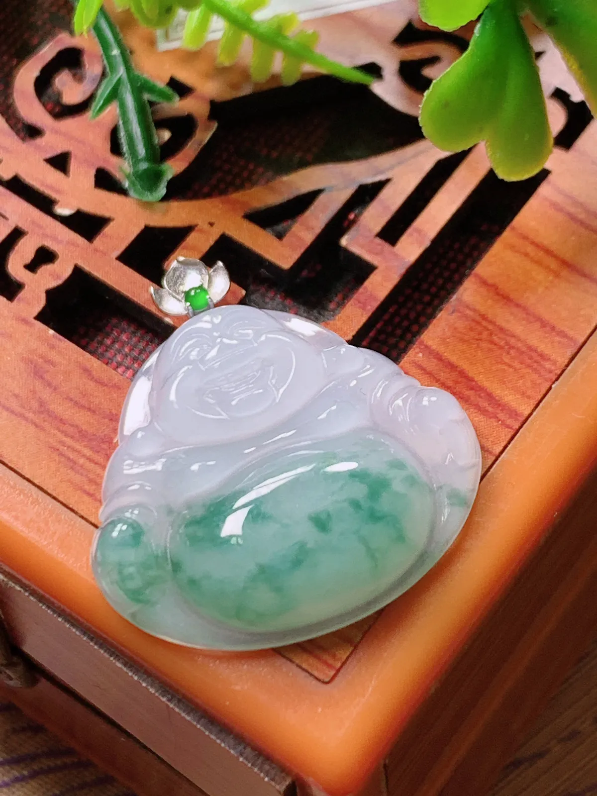 精品推荐，缅甸天然A货翡翠，18K金扣镶嵌冰种飘花佛公吊坠，种水好，颜色鲜艳，玉质水润细腻，工艺精湛