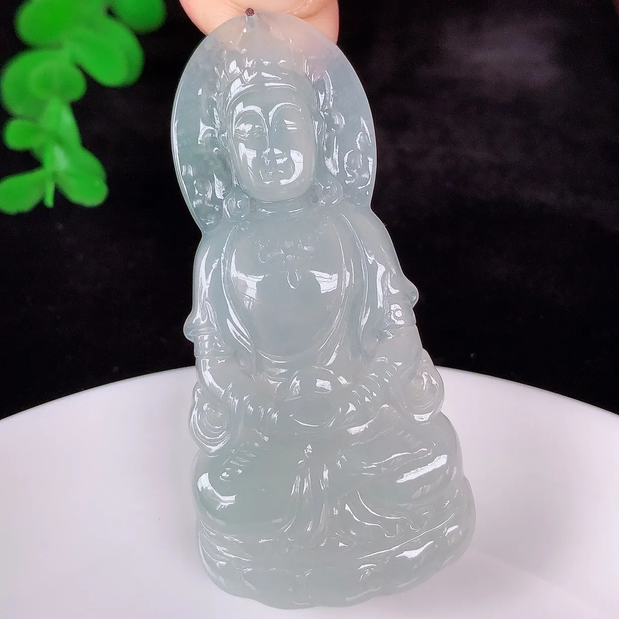 自然光实拍，大件冰种翡翠观音吊坠，赐福翡翠观音，翠色迷人，观音面相端庄，佩戴时尚出众！#41.22