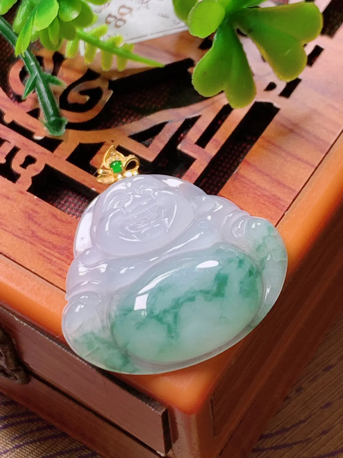 精品推荐，缅甸天然A货翡翠，18K金扣镶嵌冰种飘花佛公吊坠，种水好，颜色鲜艳，玉质水润细腻，工艺精湛