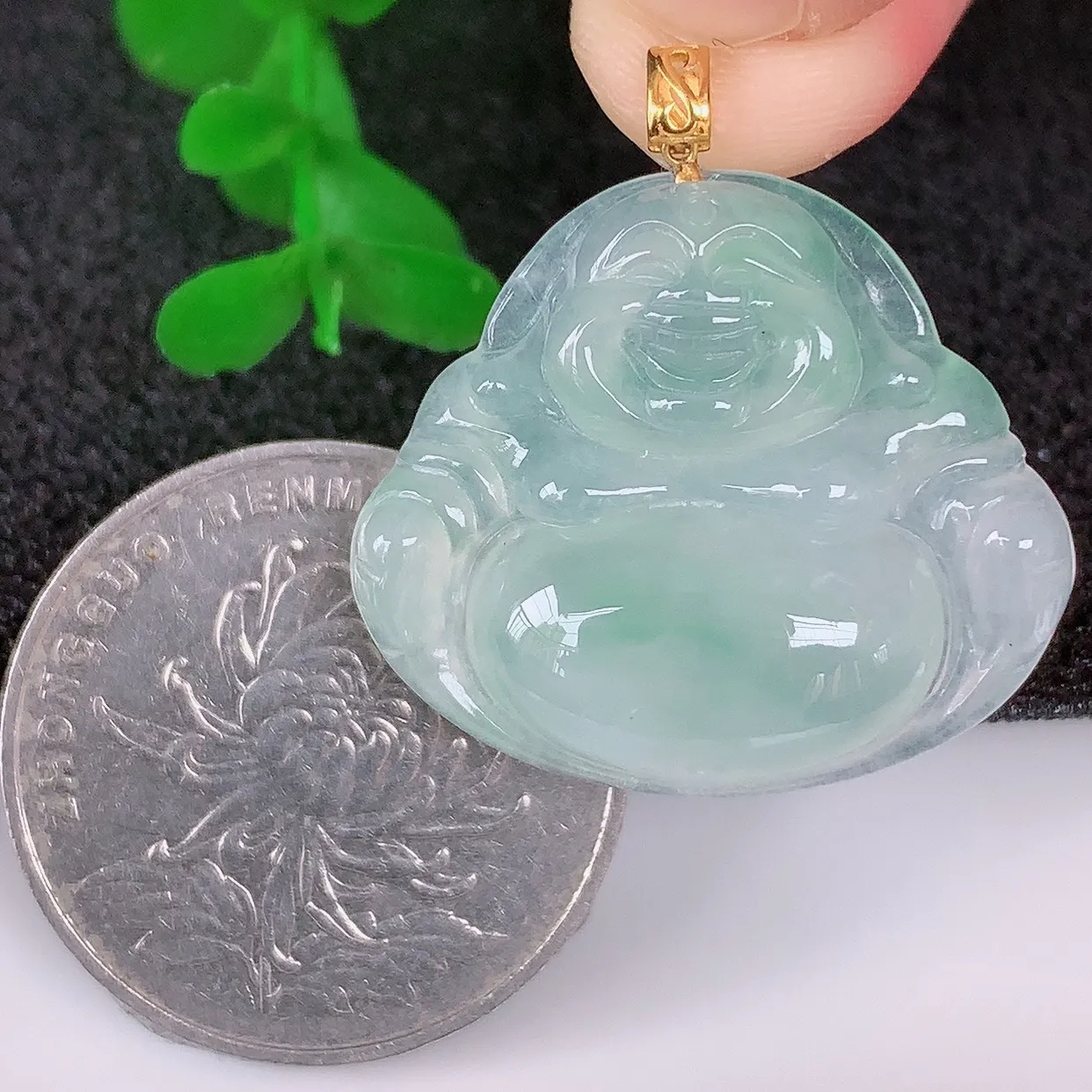 自然光实拍，18K金镶嵌冰种飘绿翡翠佛公吊坠，冰透饱满， 佛公亦保平安，寓意有福（佛公）相伴，品相佳，配戴优雅迷人！#49.22整体28*裸石23*26.8*5.5
