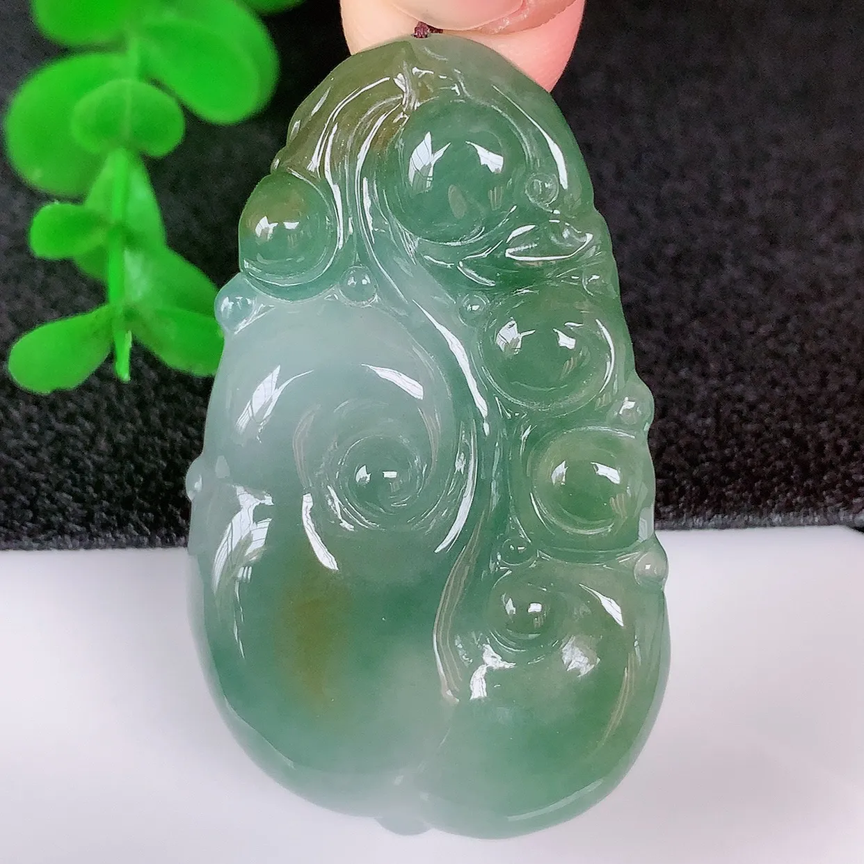 自然光实拍，冰润冰双彩黄加绿翡翠如意吊坠，翡翠如意，上身效果非常美，饱满大气，工艺美，万事如意，如意一生 #01.22