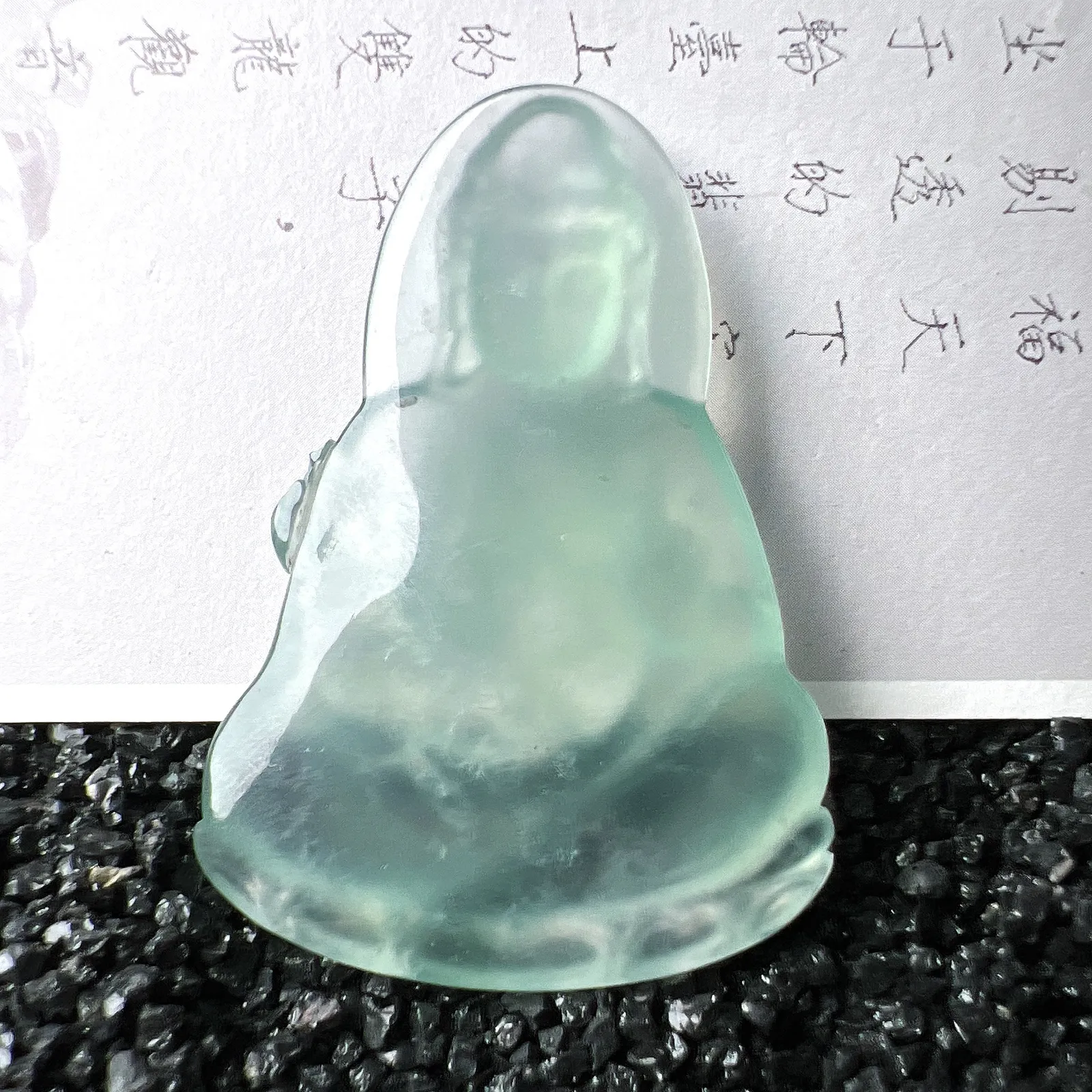 【冰种正装观音】底子纯净，冰透闪亮，起强荧光，质地强烈，美感十足，人物雕琢精美，开脸生动形象，体态自然端庄。