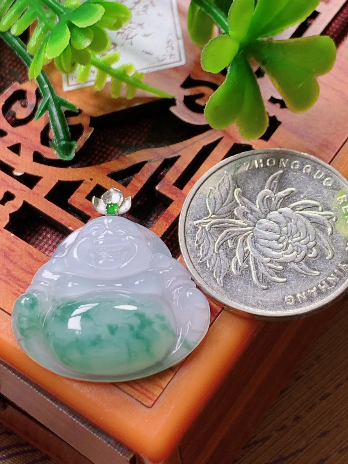 精品推荐，缅甸天然A货翡翠，18K金扣镶嵌冰种飘花佛公吊坠，种水好，颜色鲜艳，玉质水润细腻，工艺精湛，佩戴效果更佳。