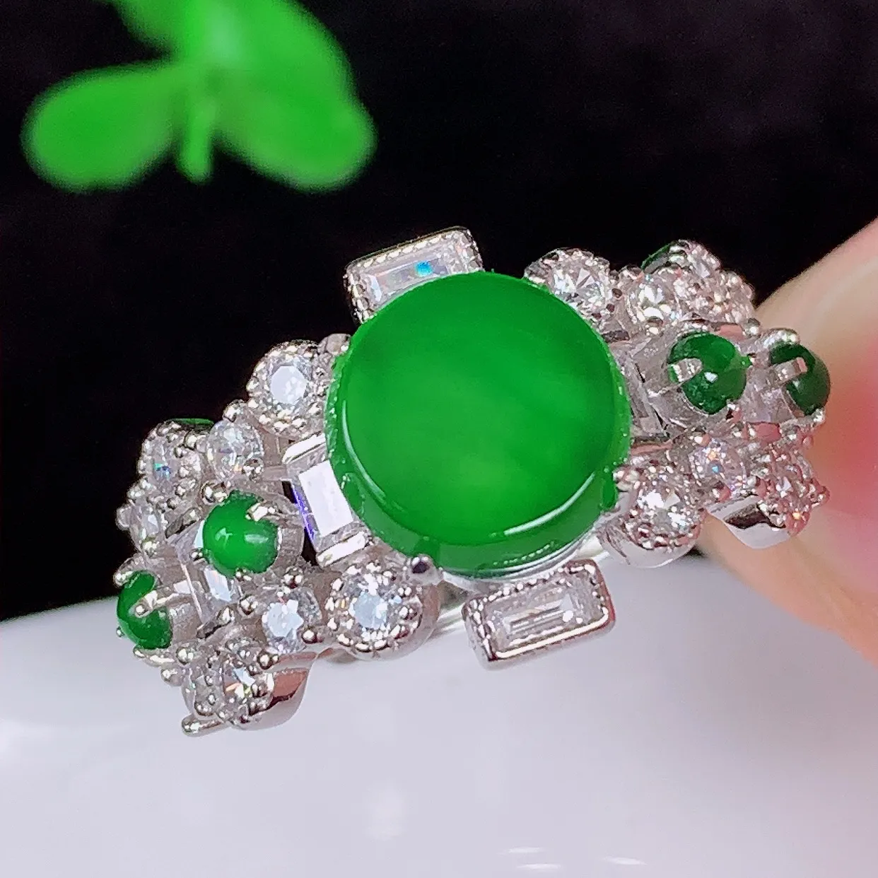 自然光实拍，冰透满绿翡翠925银镶嵌无事牌戒指，自然光实拍，翠色灵动，颜色漂亮，种老水足，品相佳，佩戴佳品！#97.20（圈口可调大小）