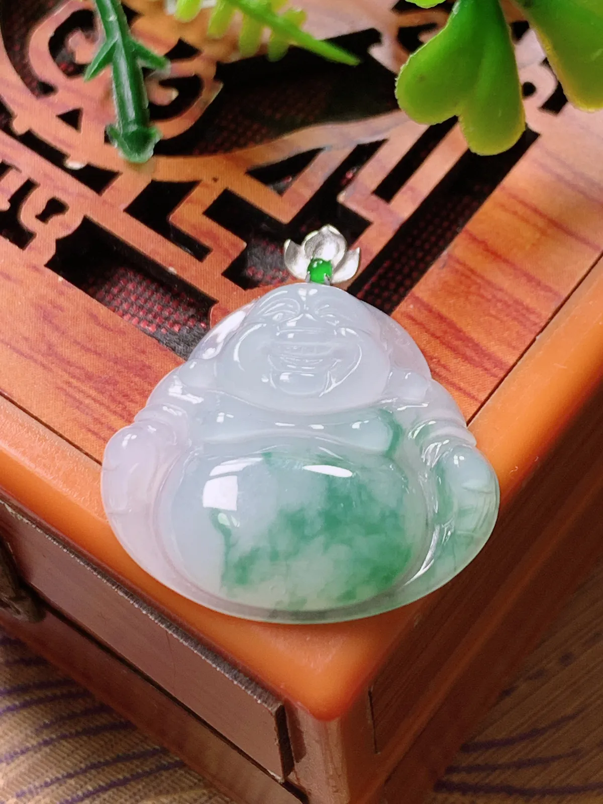 精品推荐，缅甸天然A货翡翠，18K金扣镶嵌冰种飘花佛公吊坠，种水好，颜色鲜艳，玉质水润细腻，工艺精湛，佩戴效果更佳。