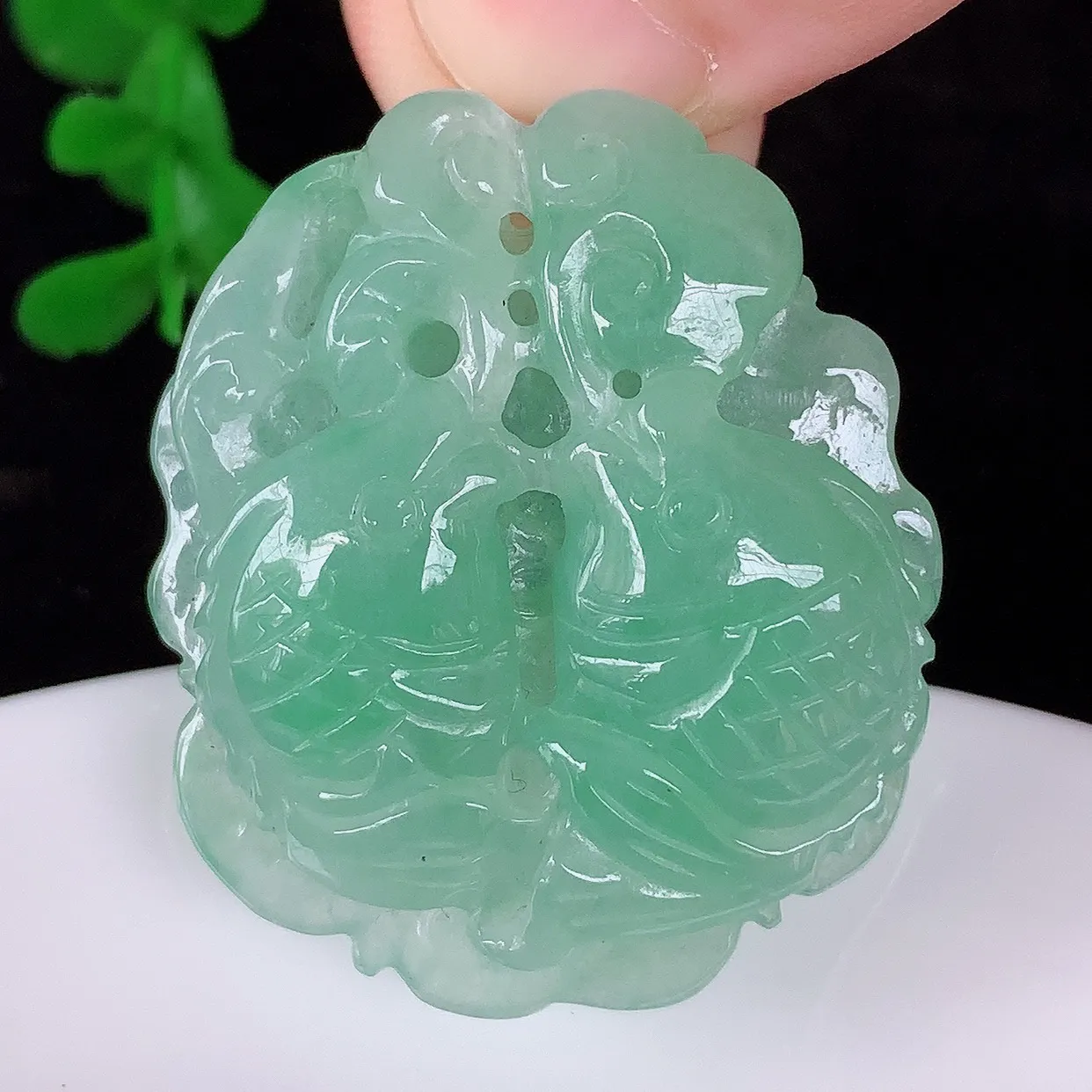 自然光实拍，冰润冰糯种满绿翡翠荷叶鱼、和和美美玉坠，财源广进，自然隐逸、荷本是素不着尘之物，有和美之寓意。#57.22
