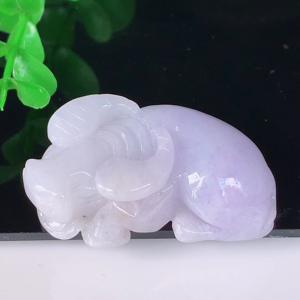 自然光实拍，冰润冰糯种紫罗兰翡翠生肖牛吊坠，牛气冲天，种老水足，翠色灵动，寓意美好，佩戴时尚出众！#41.20