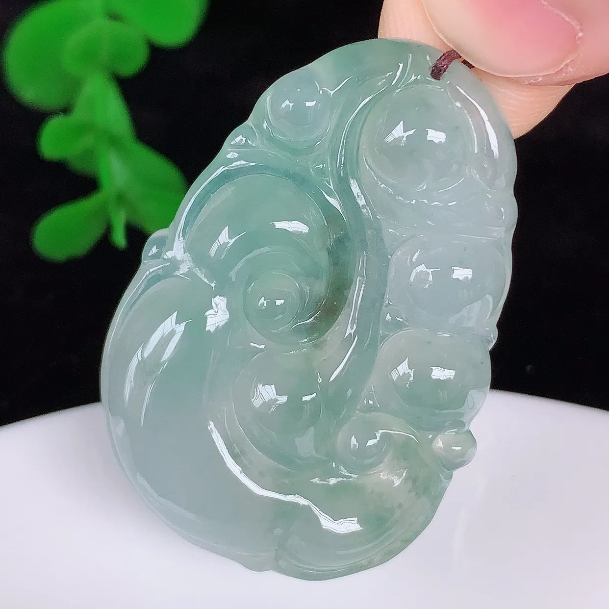 自然光实拍 冰种飘绿翡翠如意吊坠，翡翠如意，上身效果非常美，饱满大气，工艺美，万事如意，如意一生 #01.22