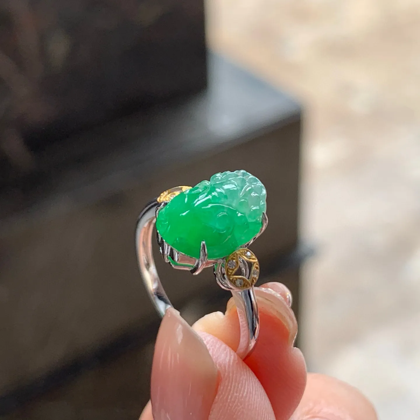 阳绿貔貅戒指
真金镶嵌 精致