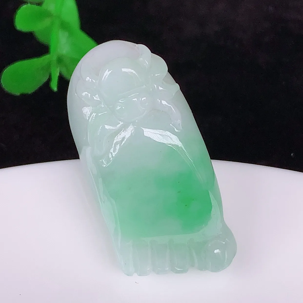 自然光实拍，冰润冰糯种飘绿翡翠知足常乐吊坠，种老水足，翠色灵动，寓意美好，佩戴时尚出众！#87.22