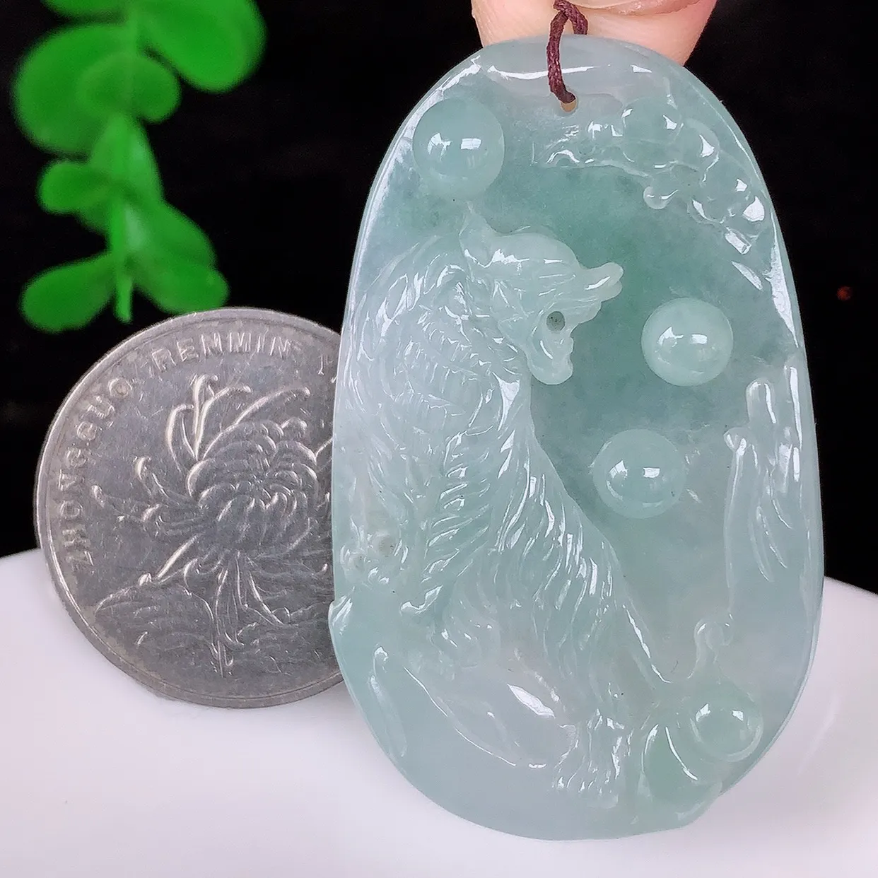 自然光实拍，冰润冰种飘绿翡翠虎虎生威吊坠，种老水足，翠色灵动，寓意美好，佩戴时尚出众！#57.22