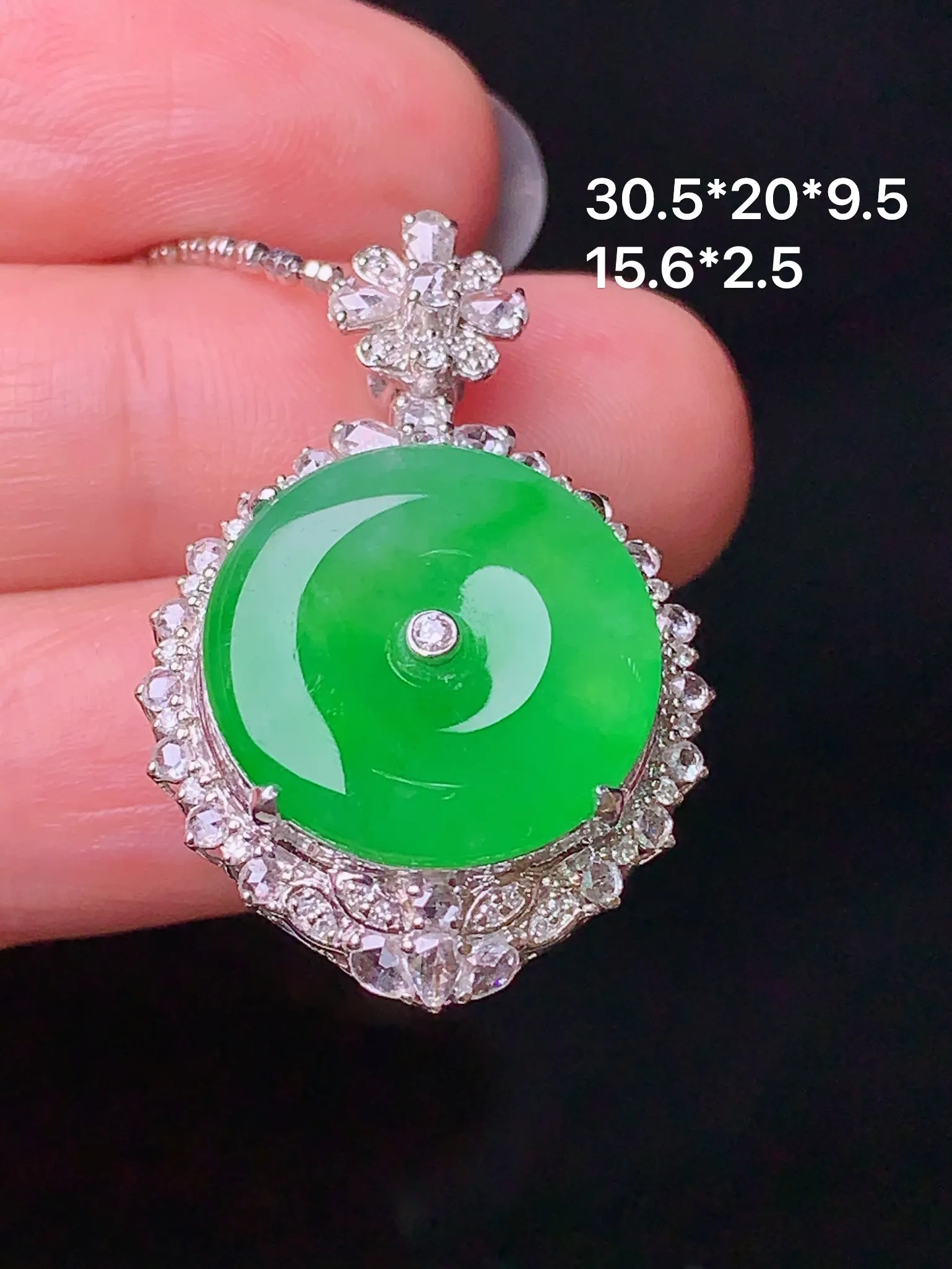 18k金钻镶嵌翠绿平安扣吊坠 玉质细腻 色泽艳丽 整体尺寸30.5*20*9.5