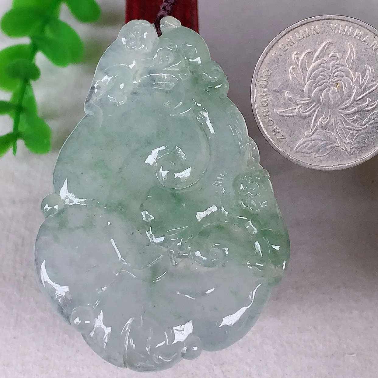 自然光实拍，大件冰种飘绿翡翠如意吊坠，翡翠如意，上身效果非常美 饱满大气，工艺美，万事如意，如意一生 #41.22