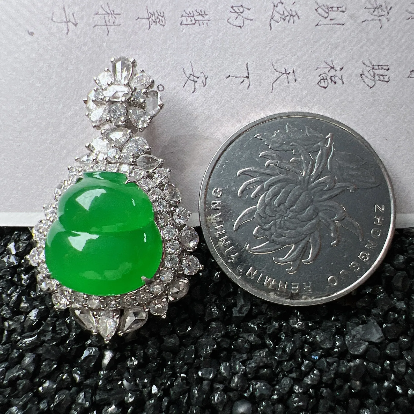 【深绿葫芦】种地优秀，通透闪亮，起光的料子，厚度很好，工艺雕刻精湛。18k金钻镶嵌，整体尺寸34.7-22-14.5 mm，裸石尺寸13.5-13.1-5.1 mm。