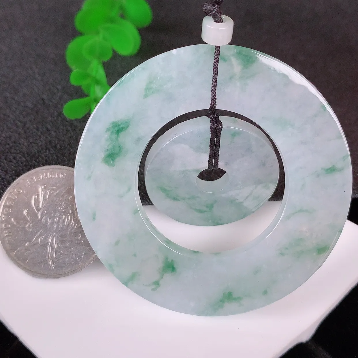 自然光实拍，大件冰润冰种飘花翡翠平安母子扣吊坠，冰润光泽，寓意平平安安，佩戴上身效果时尚漂亮！#00.22