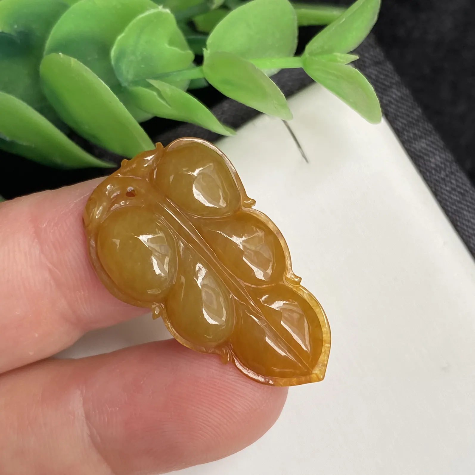 推荐【黄翡福叶】无纹裂，水润冰透，细腻，品相佳～～31*19*5.8