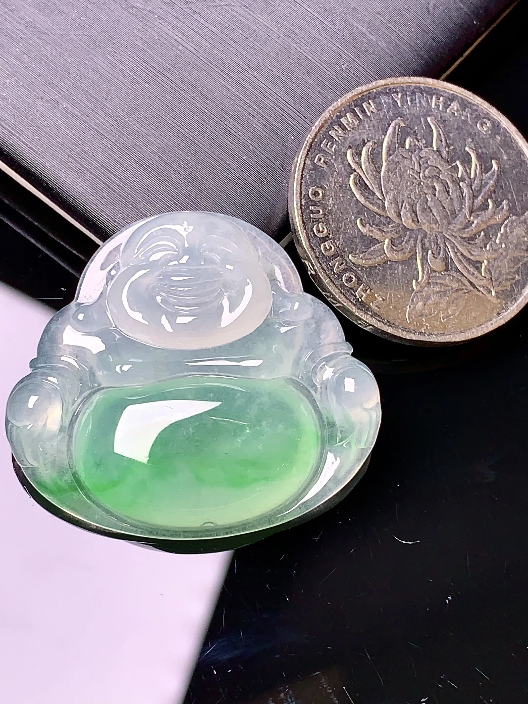 冰种飘绿福瓜吊坠 玉质细腻 色泽艳丽 整体尺寸28*31.5*5.8